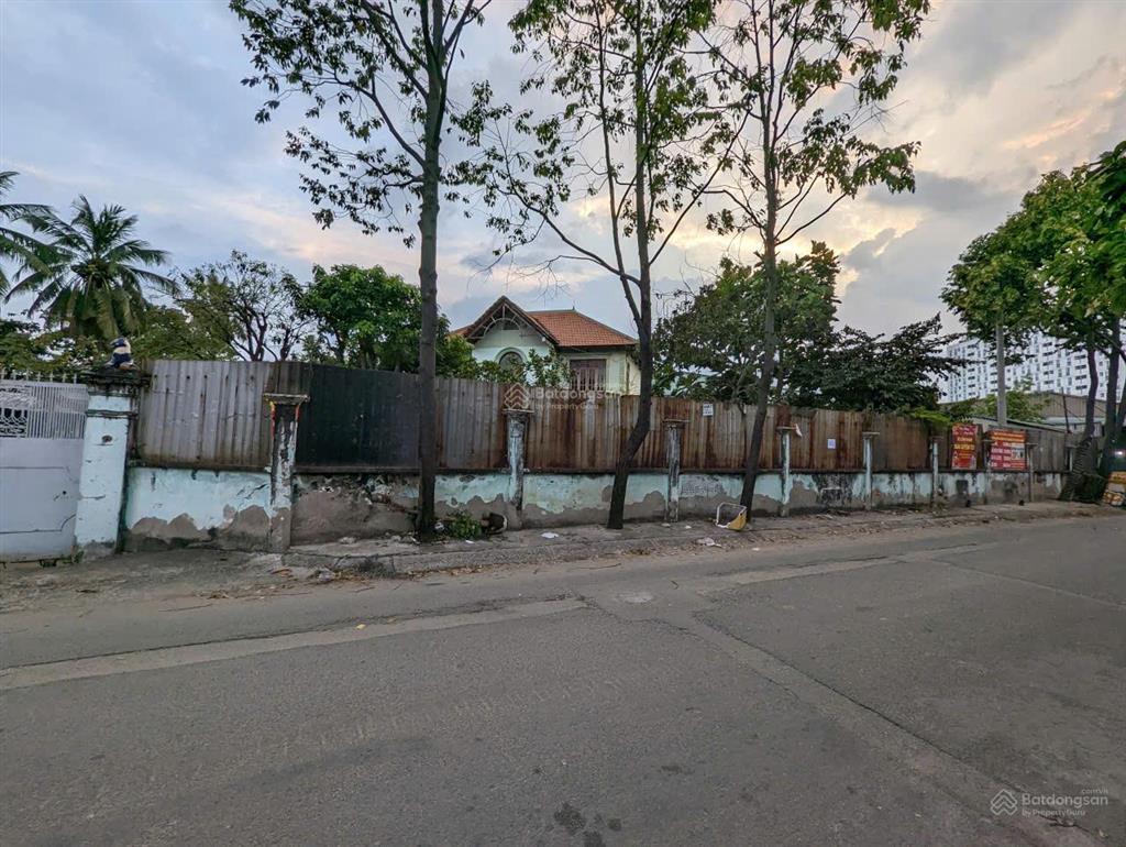 Khuôn đất mặt tiền ngay lũy bán bích, 70x50m, 3320m2, full thổ, 350 tỷ giảm còn 245 tỷ, quá rẻ