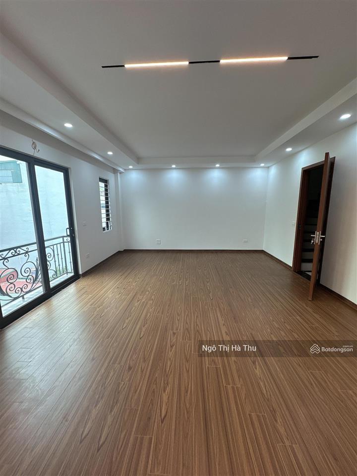 12.5tỷ có nhà thang máy  50m x 5 tầng  oto  gần cầu vĩnh tuy  nhà mới tinh