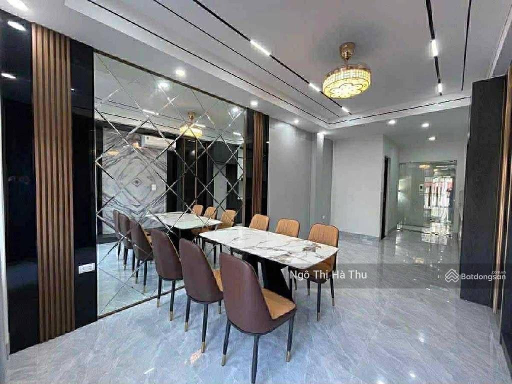 Nhỉnh 14 tỷ có nhà thang máy  full nội thất mới kính kong  hoàng như tiếp  long biên.