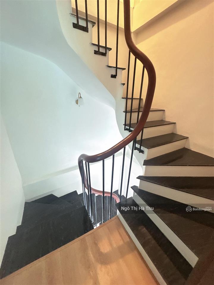 8.6 tỷ có nhà mới tinh  42m x 5 tầng phố gia quất  bồ đề  long biên.
