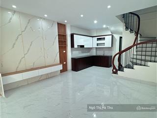 8.6 tỷ có nhà mới tinh  42m x 5 tầng phố gia quất  bồ đề  long biên.
