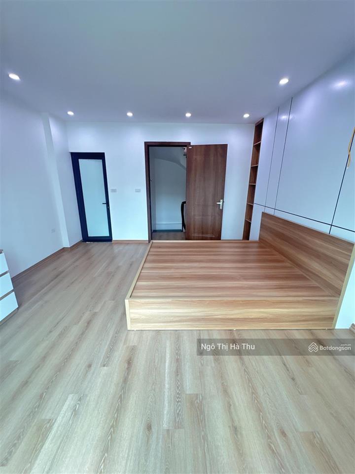 8.6 tỷ có nhà mới tinh  42m x 5 tầng phố gia quất  bồ đề  long biên.