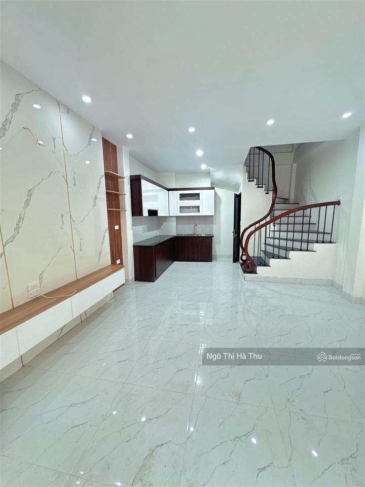 8.6 tỷ có nhà mới tinh  42m x 5 tầng phố gia quất  bồ đề  long biên.