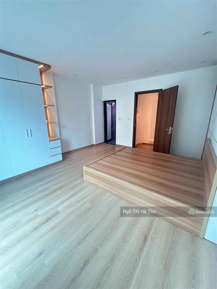 8.6 tỷ có nhà mới tinh  42m x 5 tầng phố gia quất  bồ đề  long biên.
