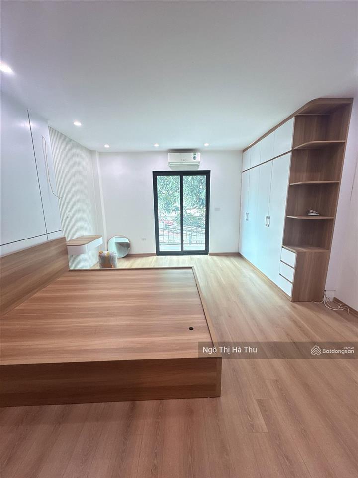 8.6 tỷ có nhà mới tinh  42m x 5 tầng phố gia quất  bồ đề  long biên.