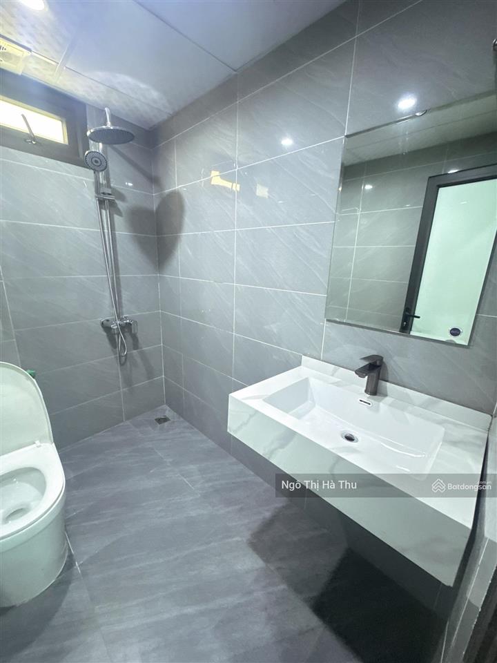 8.6 tỷ có nhà mới tinh  42m x 5 tầng phố gia quất  bồ đề  long biên.