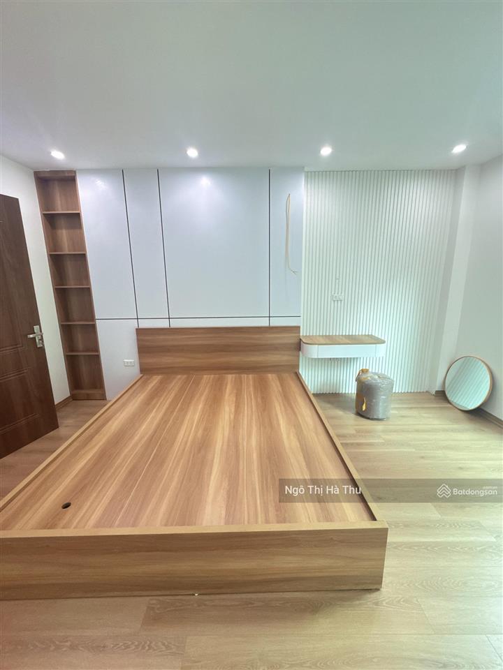 8.6 tỷ có nhà mới tinh  42m x 5 tầng phố gia quất  bồ đề  long biên.