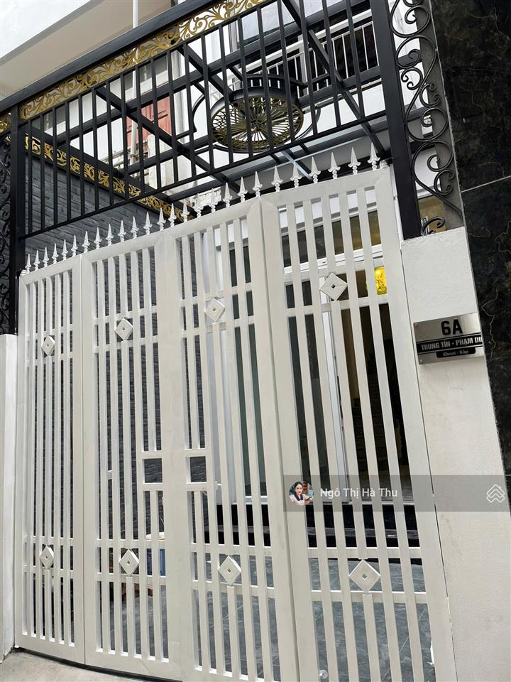 Chị tôi có căn nhà ở gần chợ thạch bàn cần bán gấp  nhà dân xây  4 phòng ngủ  cần bán nhanh