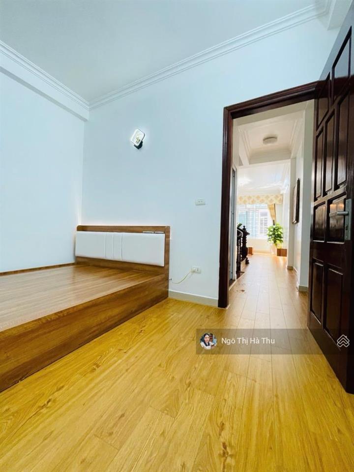 Bán gấp nhà dân xây phố gia quất  bồ đề  long biên. 40m x 5 tầng  7,x tỷ