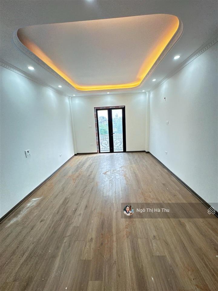 9 tỷ nhỉnh còn thương lượng  có nhà thang máy  mới tinh  gần hồ sài đồng  ngõ thông oto ở ngay