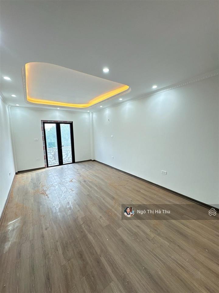 9 tỷ nhỉnh còn thương lượng  có nhà thang máy  mới tinh  gần hồ sài đồng  ngõ thông oto ở ngay