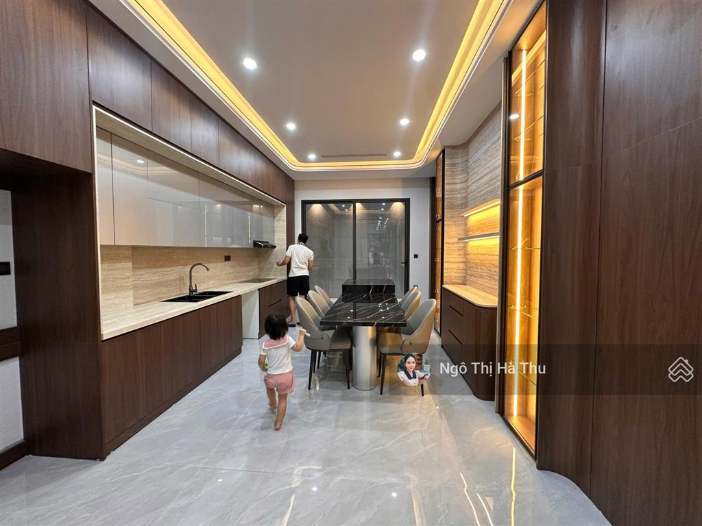 20.8 tỷ có nhà 90m2 x 7 tầng thang máy  full nội thất  phố nguyễn văn cừ  ngõ thông  gần cầu