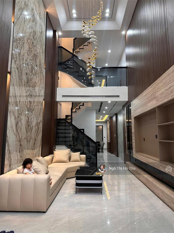 20.8 tỷ có nhà 90m2 x 7 tầng thang máy  full nội thất  phố nguyễn văn cừ  ngõ thông  gần cầu