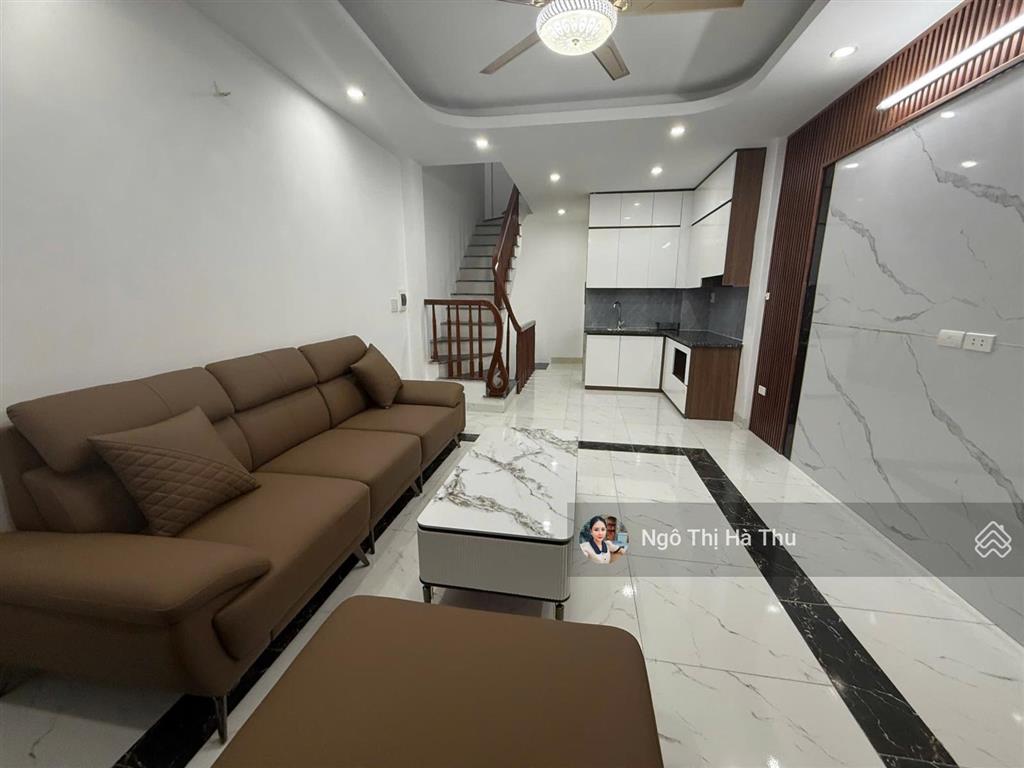 Cho thuê nhà nguyên căn phố đức giang full đồ, có thang máy  ở ngay