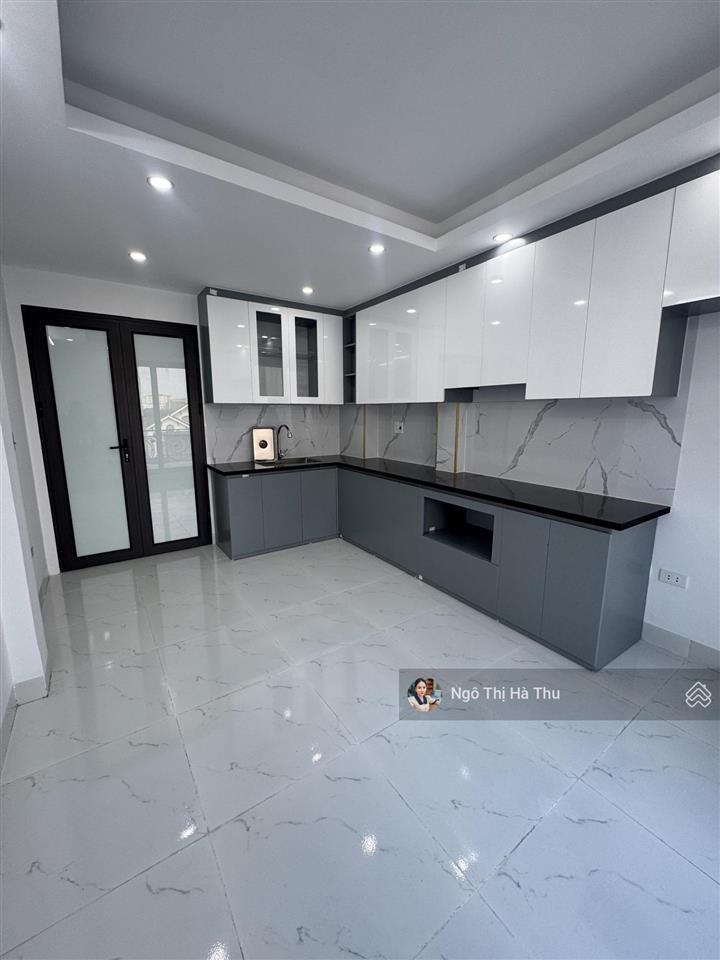 Bán nhà việt hưng 6 tầng thang máy giá chỉ 9 tỷ  ngõ oto sát nhà  ở ngay