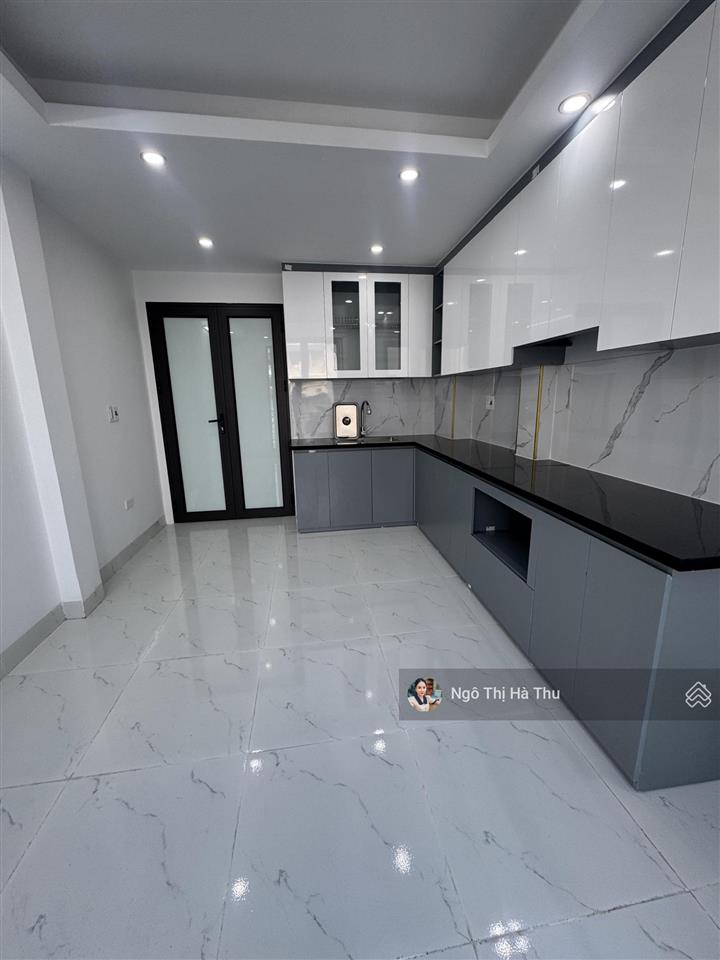 Bán nhà việt hưng 6 tầng thang máy giá chỉ 9 tỷ  ngõ oto sát nhà  ở ngay
