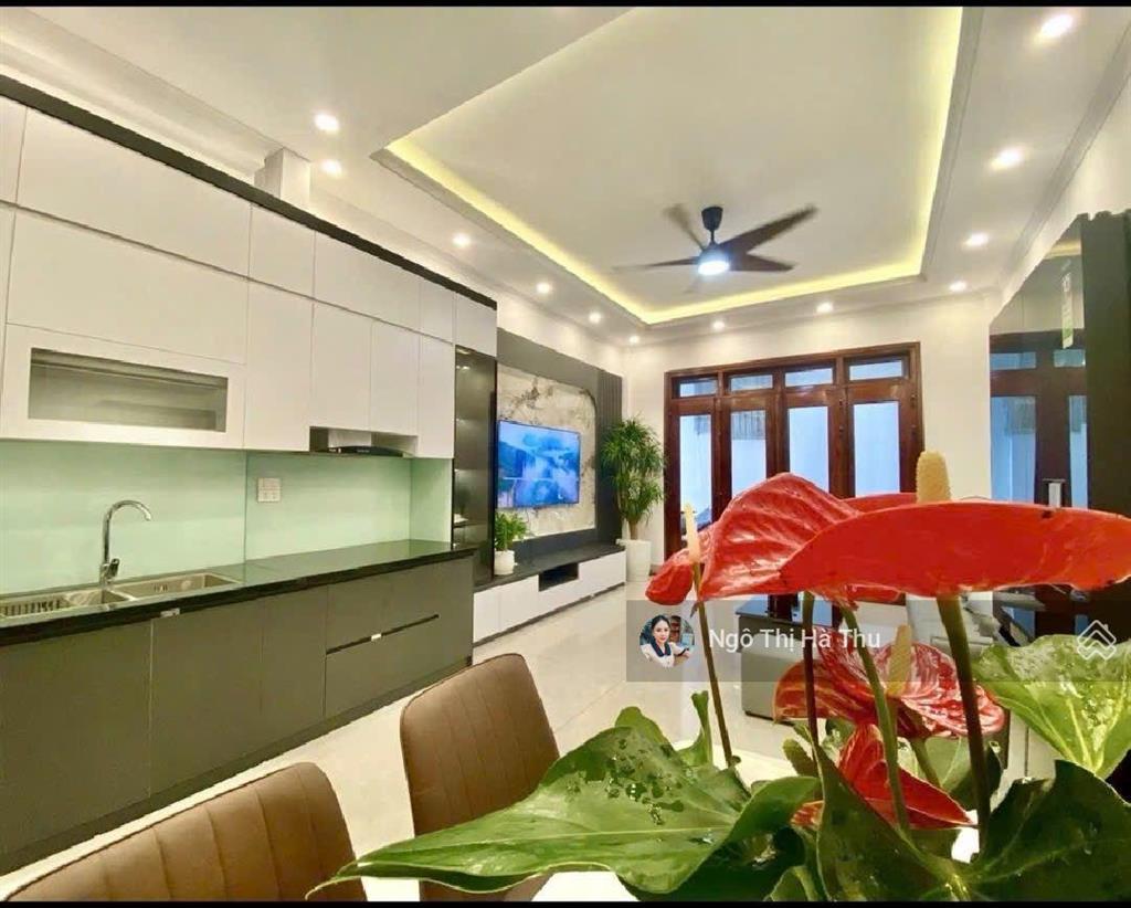 18 triệu/1 tháng  cho thuê nhà đàm quang trung  50m x 6 tầng thang máy  full nội thất  ở ngay