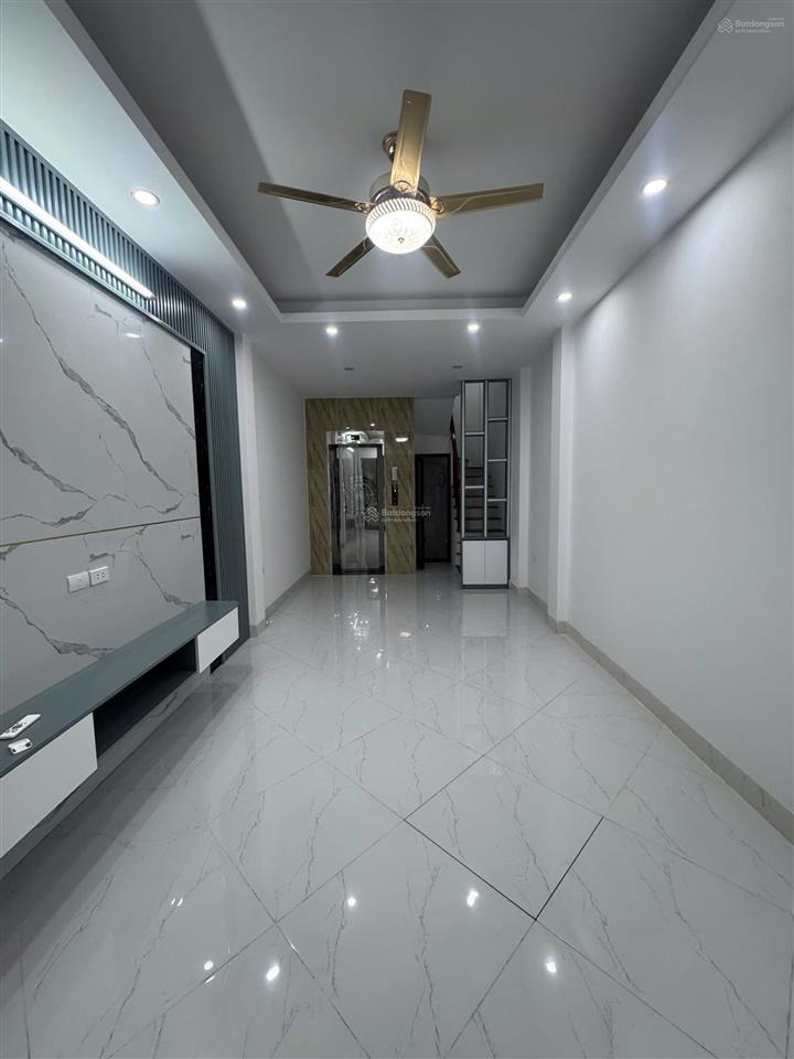8,9 tỷ có nhà thang máy 6 tầng mới tinh phố việt hưng  ở ngay