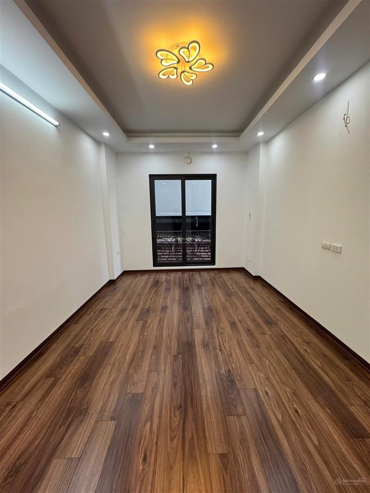8,9 tỷ có nhà thang máy 6 tầng mới tinh phố việt hưng  ở ngay