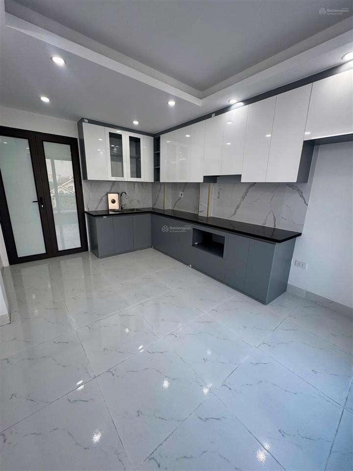 8,9 tỷ có nhà thang máy 6 tầng mới tinh phố việt hưng  ở ngay
