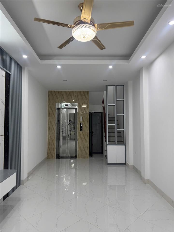 8,9 tỷ có nhà thang máy 6 tầng mới tinh phố việt hưng  ở ngay