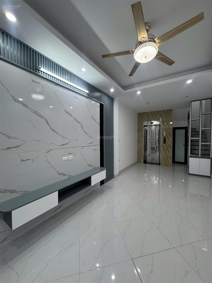 8,9 tỷ có nhà thang máy 6 tầng mới tinh phố việt hưng  ở ngay