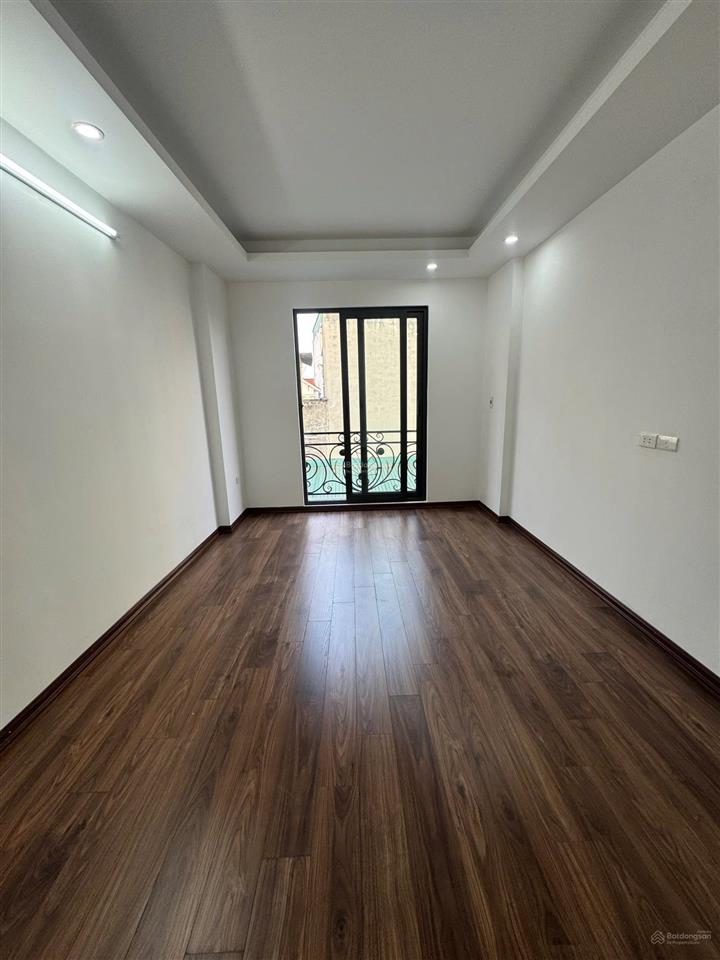 8,9 tỷ có nhà thang máy 6 tầng mới tinh phố việt hưng  ở ngay