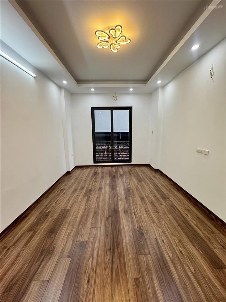 Giảm sốc 1 tỷ chỉ còn 8,7 tỷ! nhà mới tinh  thang máy  trung tâm phố việt hưng long biên