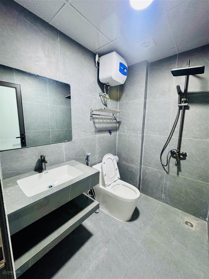 Giảm sốc 1 tỷ chỉ còn 8,7 tỷ! nhà mới tinh  thang máy  trung tâm phố việt hưng long biên