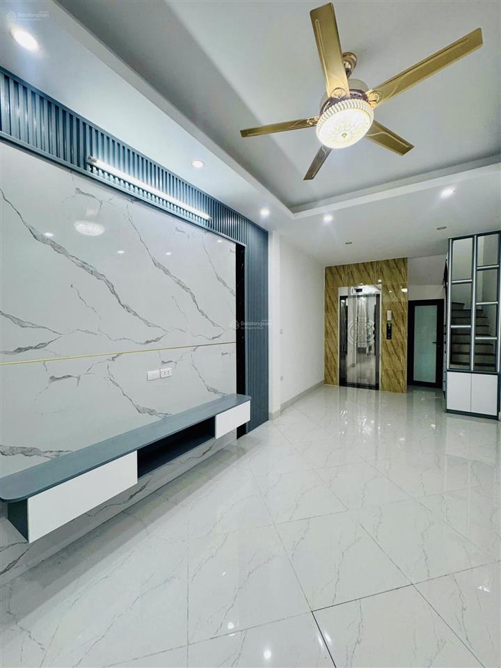 Giảm sốc 1 tỷ chỉ còn 8,7 tỷ! nhà mới tinh  thang máy  trung tâm phố việt hưng long biên