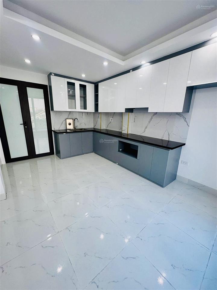 Giảm sốc 1 tỷ chỉ còn 8,7 tỷ! nhà mới tinh  thang máy  trung tâm phố việt hưng long biên