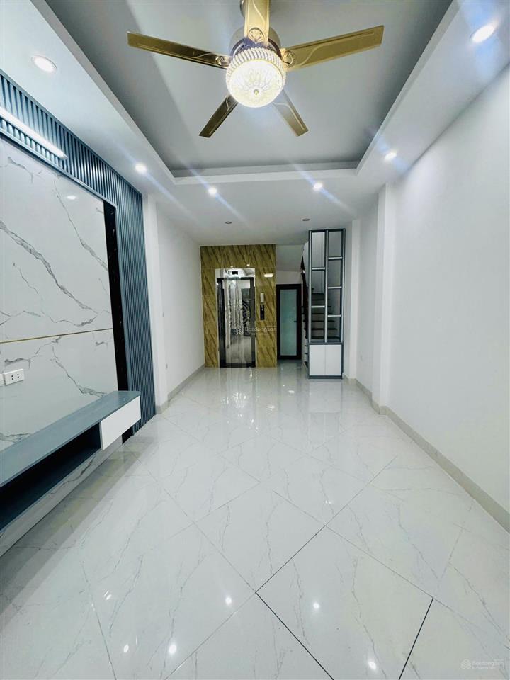 Giảm sốc 1 tỷ chỉ còn 8,7 tỷ! nhà mới tinh  thang máy  trung tâm phố việt hưng long biên