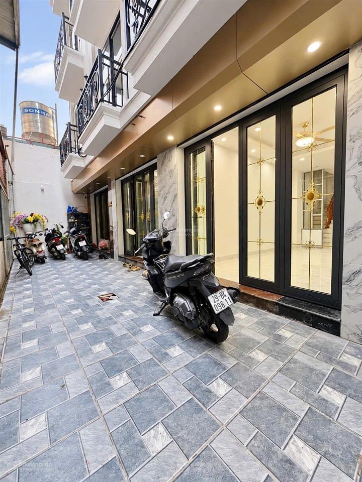 Giảm sốc 1 tỷ chỉ còn 8,7 tỷ! nhà mới tinh  thang máy  trung tâm phố việt hưng long biên