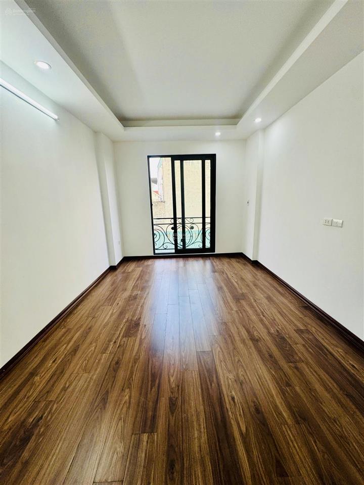 Giảm sốc 1 tỷ chỉ còn 8,7 tỷ! nhà mới tinh  thang máy  trung tâm phố việt hưng long biên