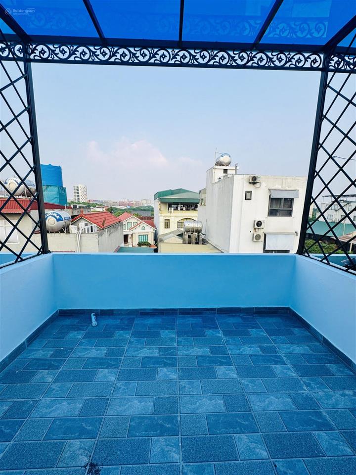 Giảm sốc 1 tỷ chỉ còn 8,7 tỷ! nhà mới tinh  thang máy  trung tâm phố việt hưng long biên
