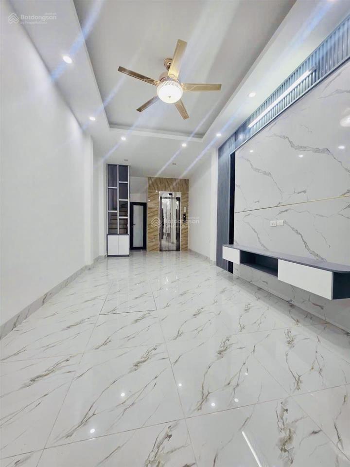 Giảm sốc 1 tỷ chỉ còn 8,7 tỷ! nhà mới tinh  thang máy  trung tâm phố việt hưng long biên