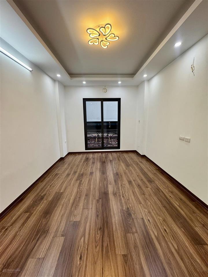 Giảm sốc 1 tỷ chỉ còn 8,7 tỷ! nhà mới tinh  thang máy  trung tâm phố việt hưng long biên