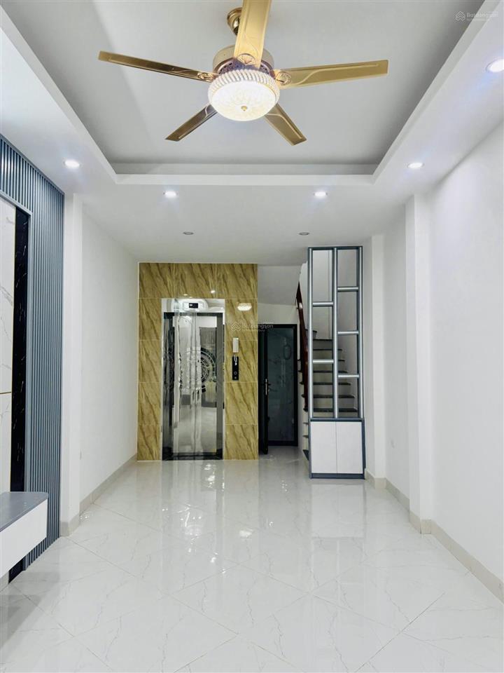 Giảm sốc 1 tỷ chỉ còn 8,7 tỷ! nhà mới tinh  thang máy  trung tâm phố việt hưng long biên