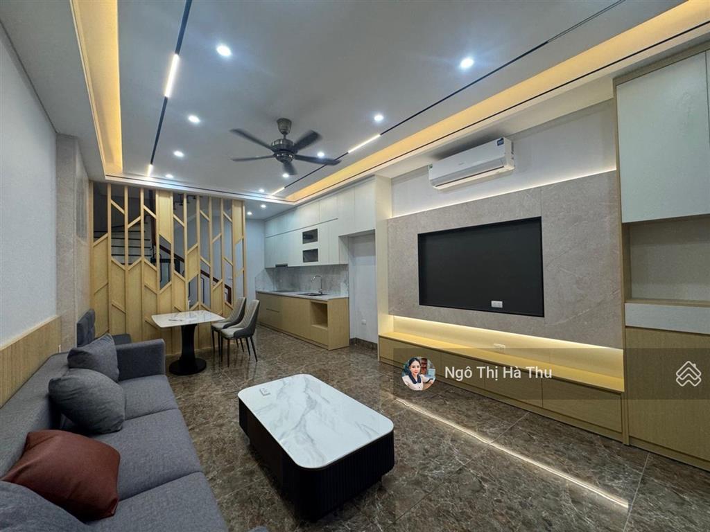 8,2 tỷ có nhà đẹp việt hưng  long biên  42m x 5 tầng mới tinh full nội thất  ở ngay