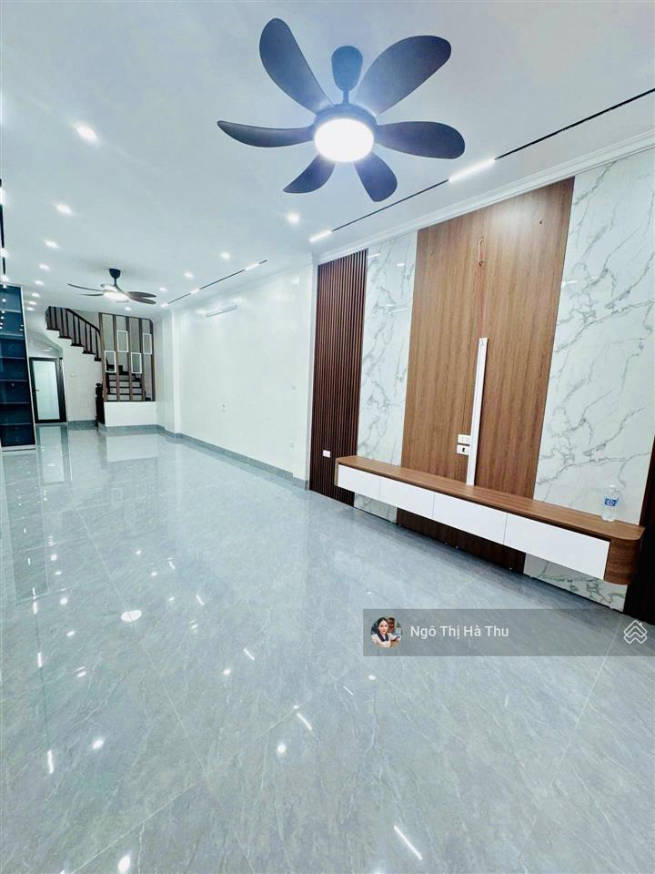 6,95 tỷ có nhà mới tinh 55m x 5 tầng phố thanh am  ở ngay