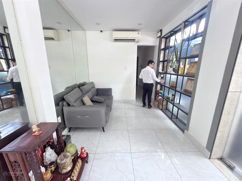 Cho thuê góc 3mt phan văn trường, bến thành q1  15x3.5m 5 tầng thang máy. 99 triệu/th