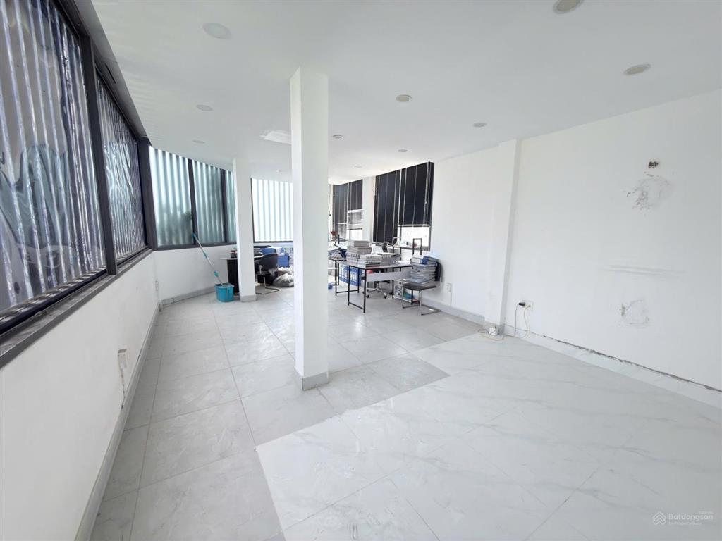 Cho thuê góc 3mt phan văn trường, bến thành q1  15x3.5m 5 tầng thang máy. 99 triệu/th