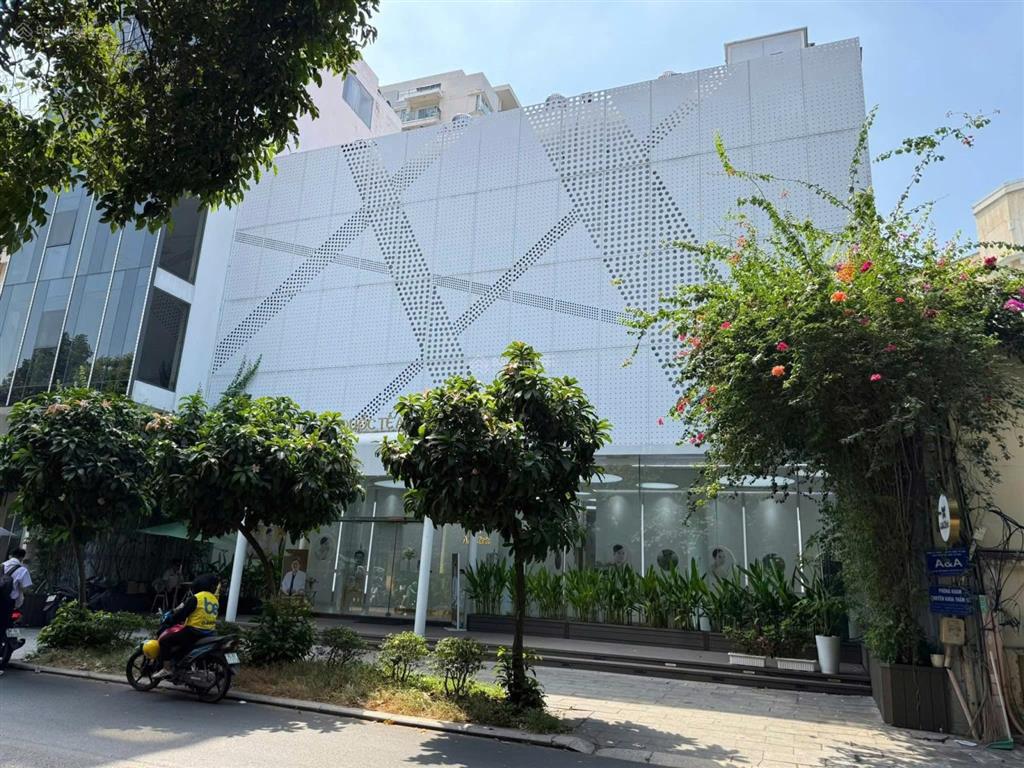 Bán nhà đường lê ngô cát, quận 3  20x32m trệt 2 lầu. giá 320 tỷ