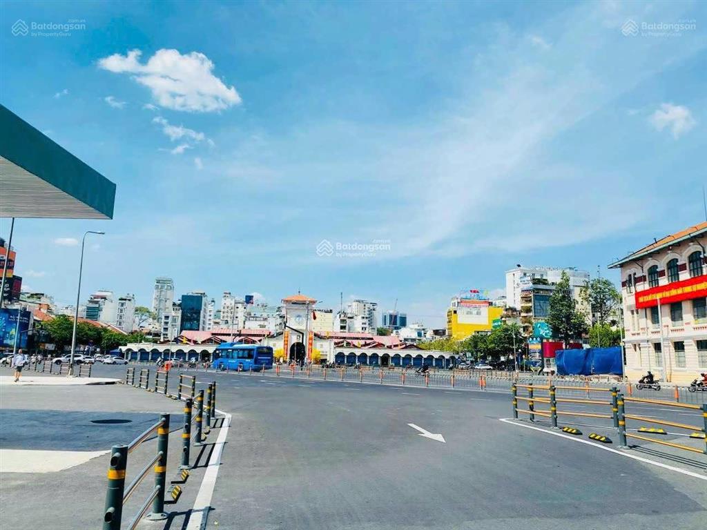 Cho thuê góc 3mt 179 hàm nghi quận 1  quảng trường chợ bến thành. 15x20m 5 tầng. giá 2 tỷ/tháng