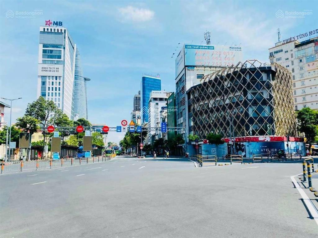 Cho thuê góc 3mt 179 hàm nghi quận 1  quảng trường chợ bến thành. 15x20m 5 tầng. giá 2 tỷ/tháng