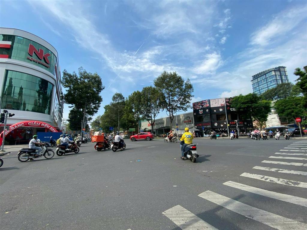 Góc 2mt ngã tư chợ bến thành  trần hưng đạo & yersin q1. hđ thuê 235 triệu/tháng  135 tỷ