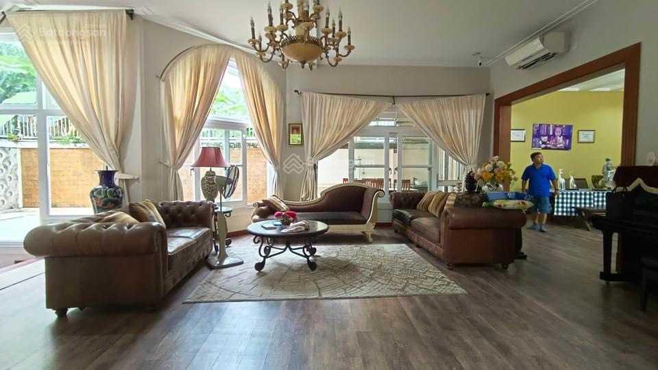 Biệt thự công viên hà đô  đường trương văn bang, quận 2  15x18m hầm trệt 2 lầu. 56 tỷ