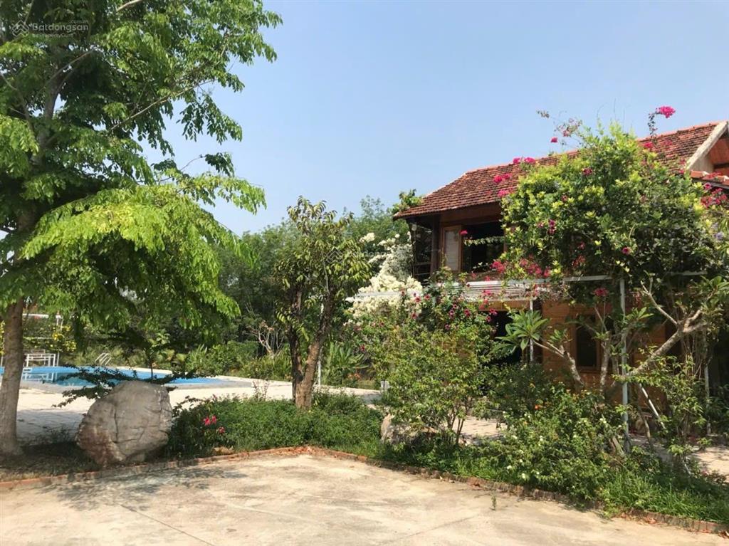 Bán homestay gần 7000m2. đường ôtô. sát kdl núi cậu  sổ hồng hồ bơi  nhà  vườn cây. giá 12 tỷ 5