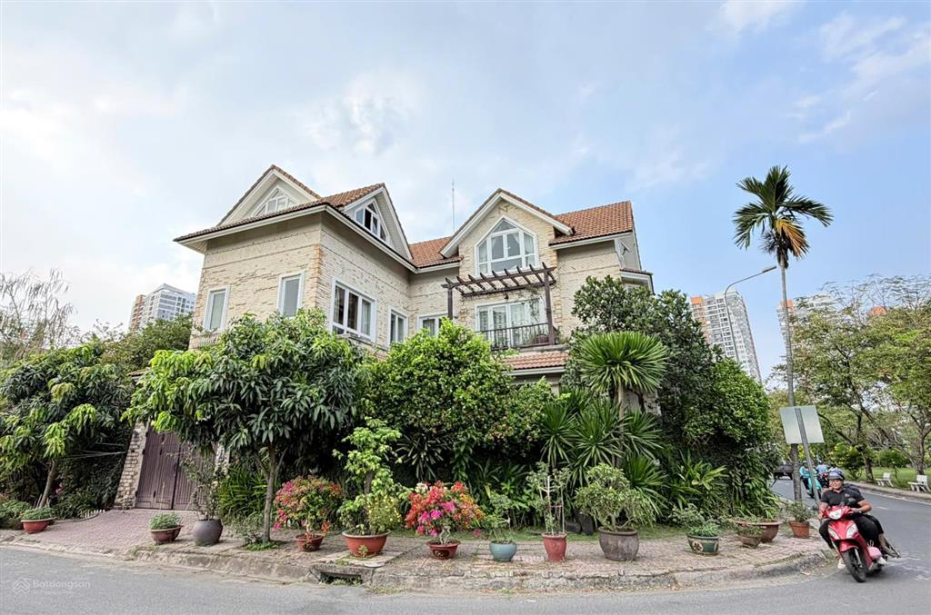 Biệt thự đẹp! bán siêu biệt thự thân văn nhiếp  11,2m x 16,7m. 3 tầng  view sông  giá 140 tỷ