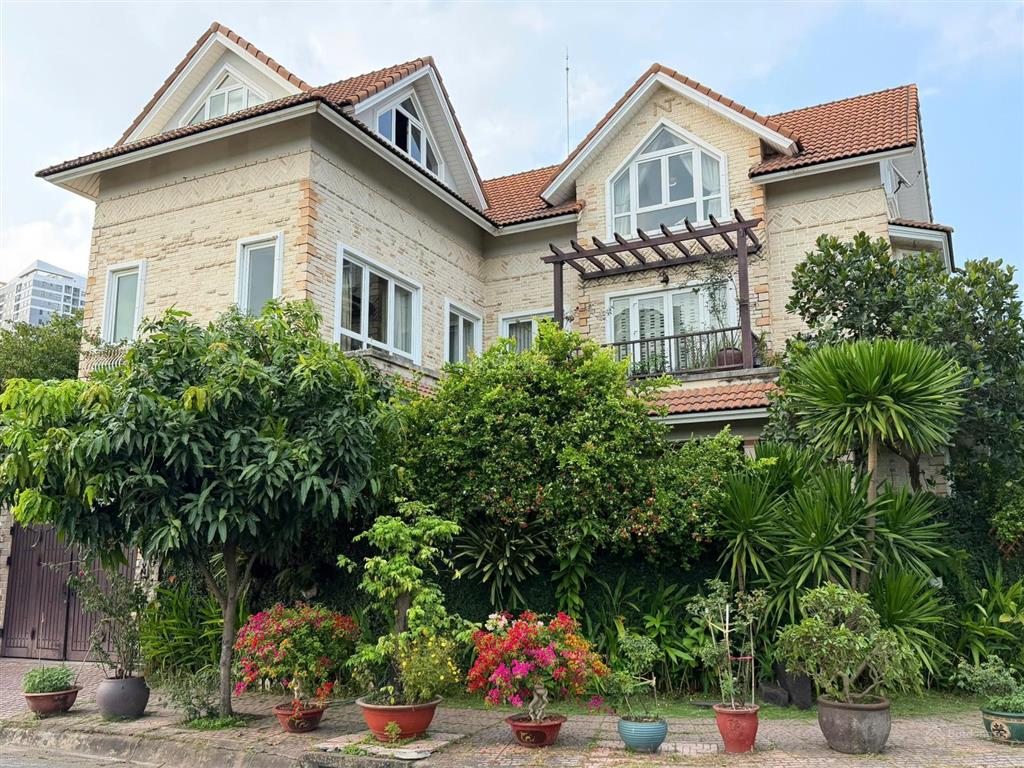 Biệt thự đẹp! bán siêu biệt thự thân văn nhiếp  11,2m x 16,7m. 3 tầng  view sông  giá 140 tỷ